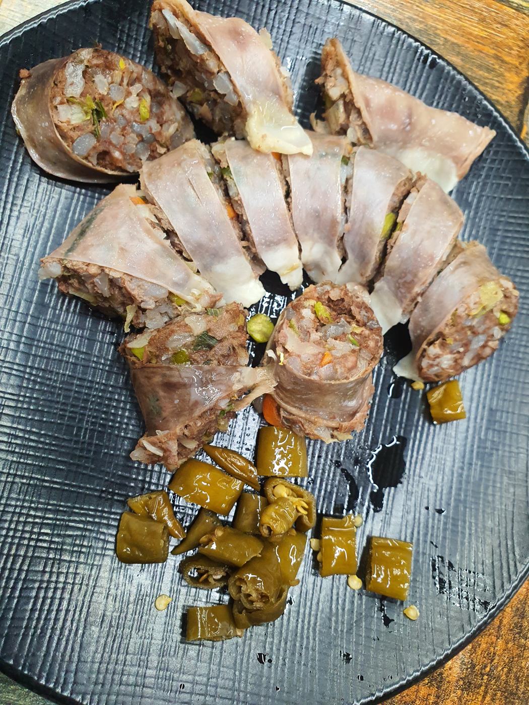 고추 장아찌를 곁들인 아바이순대