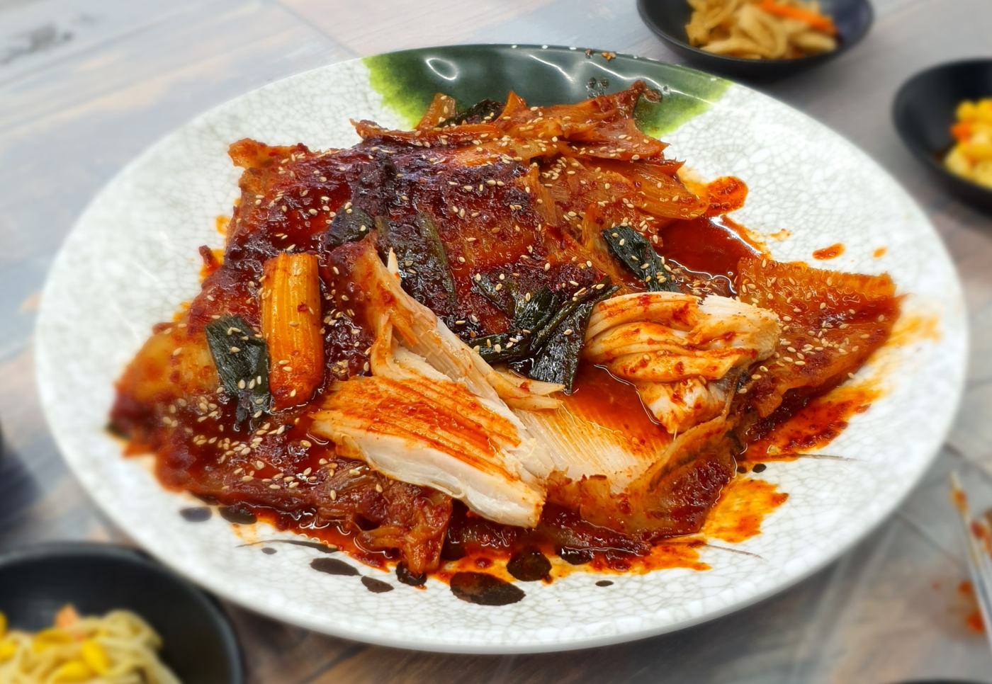 양념이 듬뿍 올라간 가오리찜, 하얀 속살이 결대로 찢어진 모습